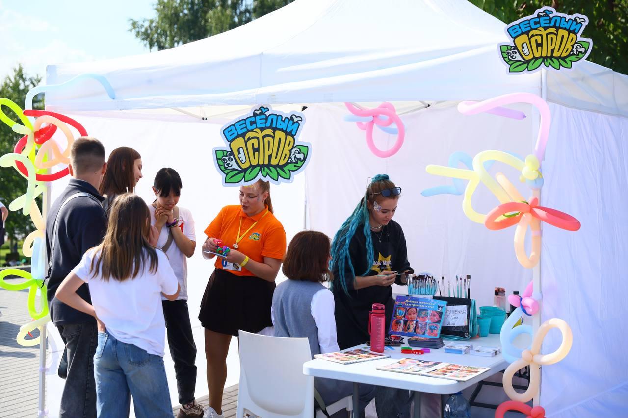 Фото «Линейка Первых» и группа «Интонация» ко Дню знаний на Михайловской набережной Новосибирска: онлайн 9 - Сиб.ФМ Фото «Линейка Первых» и группа «Интонация» ко Дню знаний на Михайловской набережной Новосибирска: онлайн 9