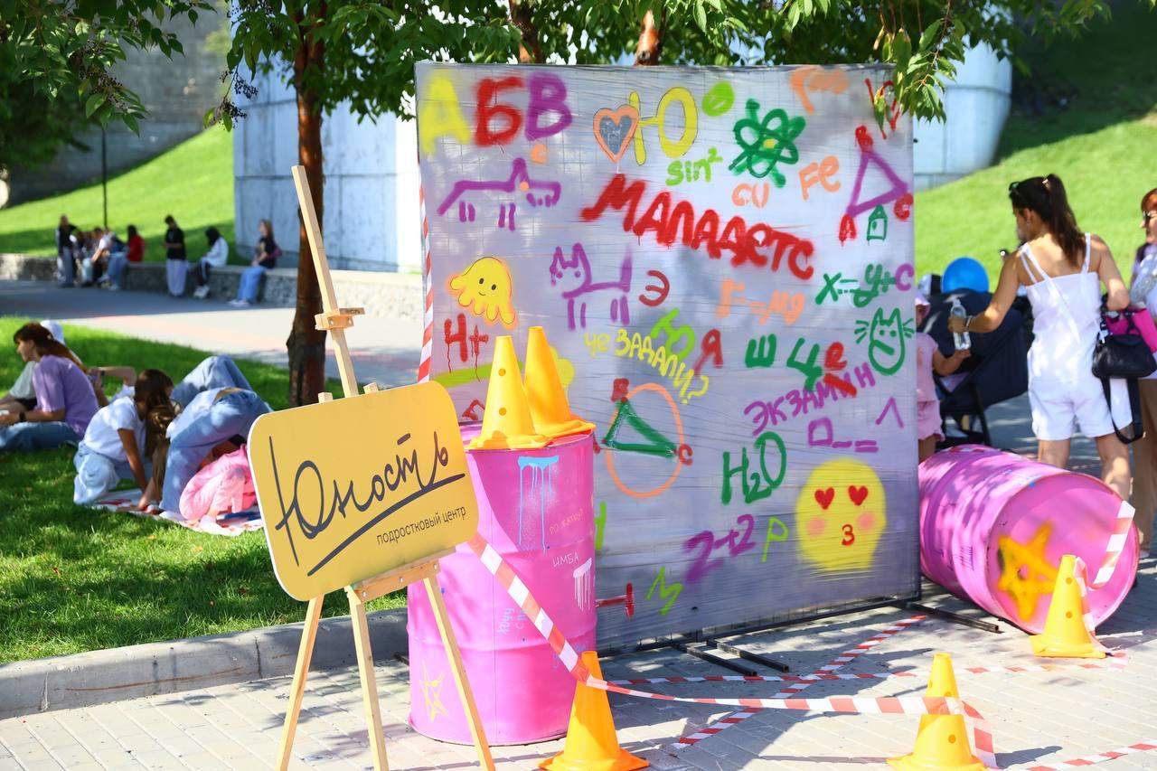 Фото «Линейка Первых» и группа «Интонация» ко Дню знаний на Михайловской набережной Новосибирска: онлайн 10 - Сиб.ФМ Фото «Линейка Первых» и группа «Интонация» ко Дню знаний на Михайловской набережной Новосибирска: онлайн 10