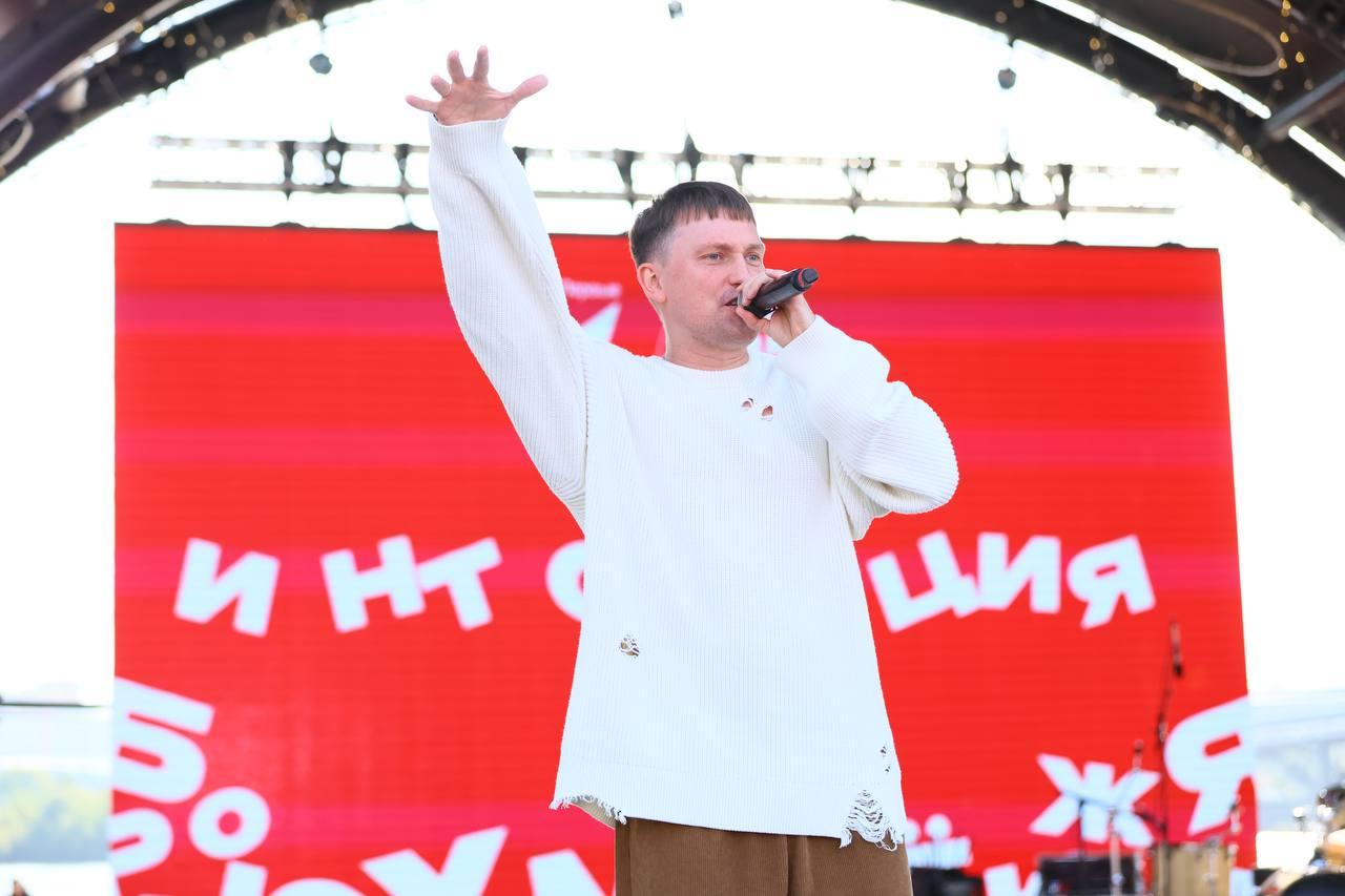 Фото «Линейка Первых» и группа «Интонация» ко Дню знаний на Михайловской набережной Новосибирска: онлайн 13 - Сиб.ФМ Фото «Линейка Первых» и группа «Интонация» ко Дню знаний на Михайловской набережной Новосибирска: онлайн 13