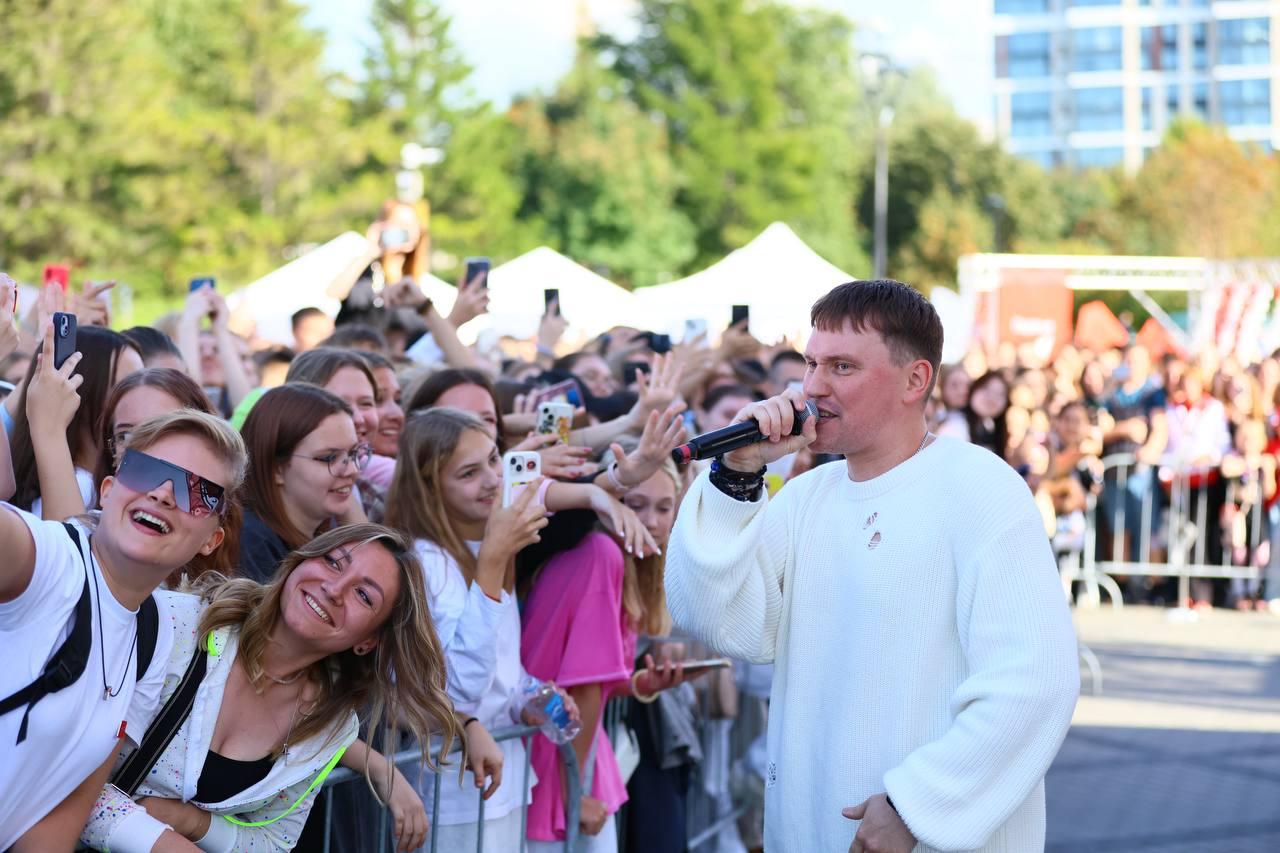 Фото «Линейка Первых» и группа «Интонация» ко Дню знаний на Михайловской набережной Новосибирска: онлайн 14 - Сиб.ФМ Фото «Линейка Первых» и группа «Интонация» ко Дню знаний на Михайловской набережной Новосибирска: онлайн 14