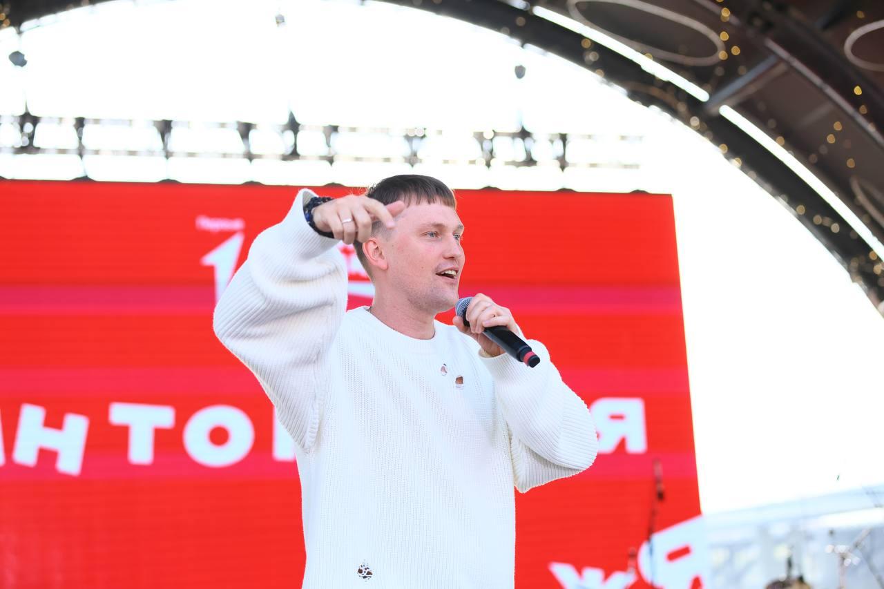 Фото «Линейка Первых» и группа «Интонация» ко Дню знаний на Михайловской набережной Новосибирска: онлайн 17 - Сиб.ФМ Фото «Линейка Первых» и группа «Интонация» ко Дню знаний на Михайловской набережной Новосибирска: онлайн 17