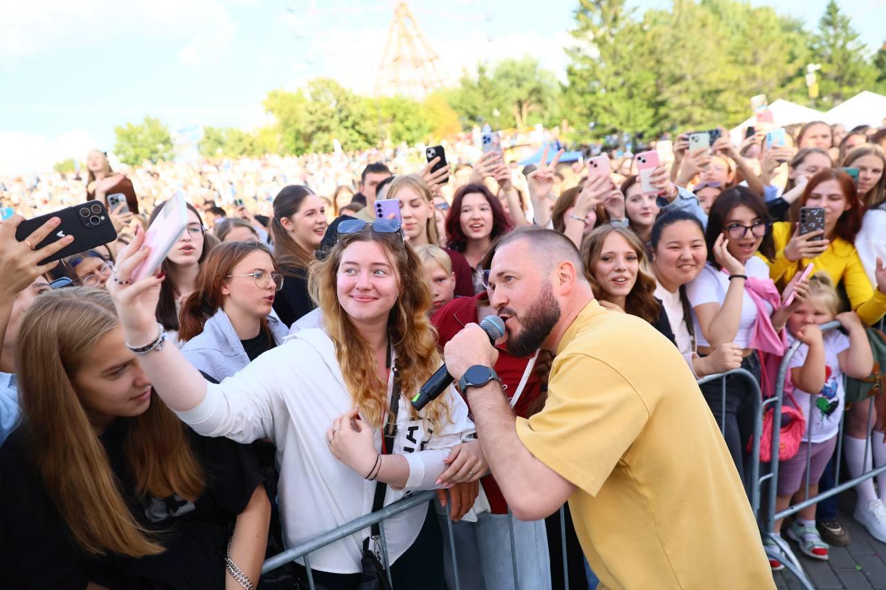Фото «Линейка Первых» и группа «Интонация» ко Дню знаний на Михайловской набережной Новосибирска: онлайн 18 - Сиб.ФМ Фото «Линейка Первых» и группа «Интонация» ко Дню знаний на Михайловской набережной Новосибирска: онлайн 18