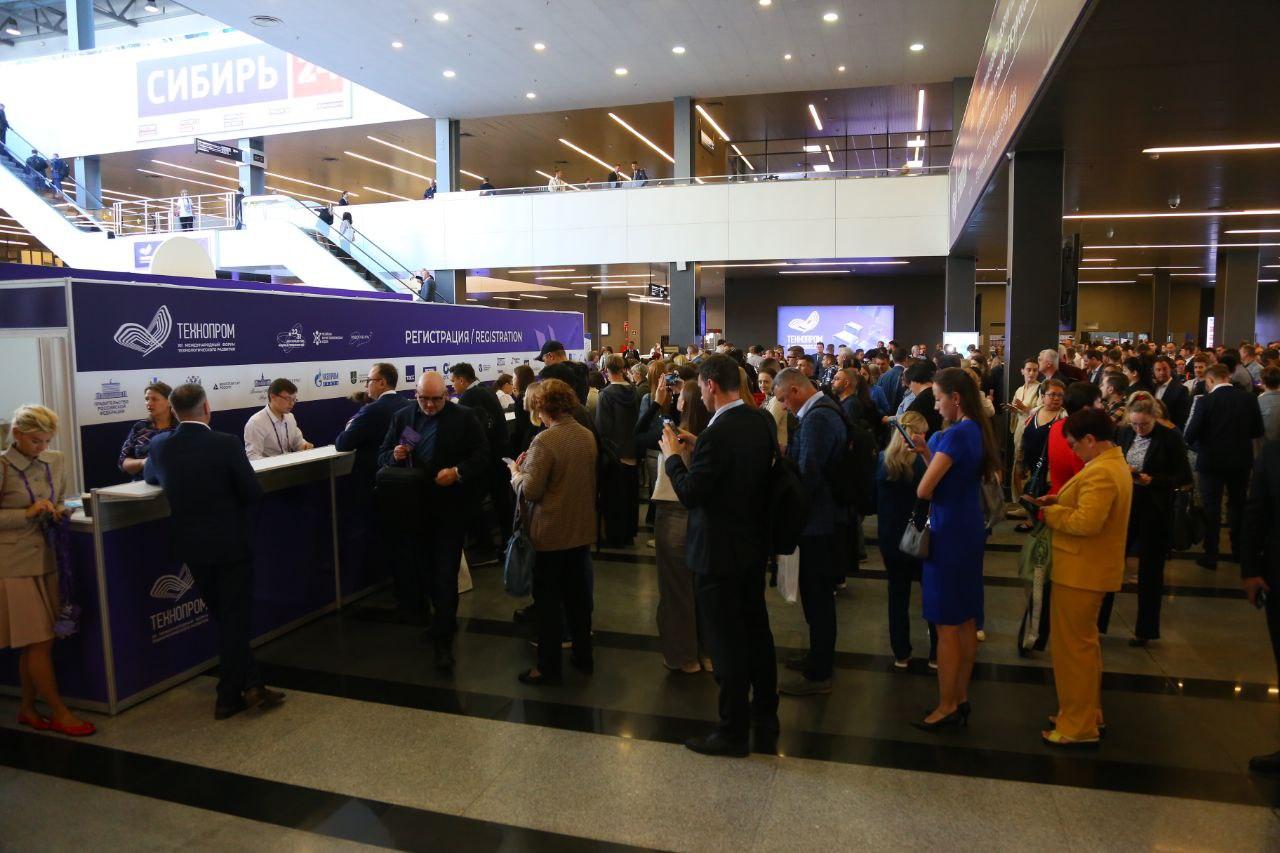 Фото Огромные очереди возникли на Международный форум «Технопром» в Новосибирске 2 - Сиб.ФМ Фото Огромные очереди возникли на Международный форум «Технопром» в Новосибирске 2
