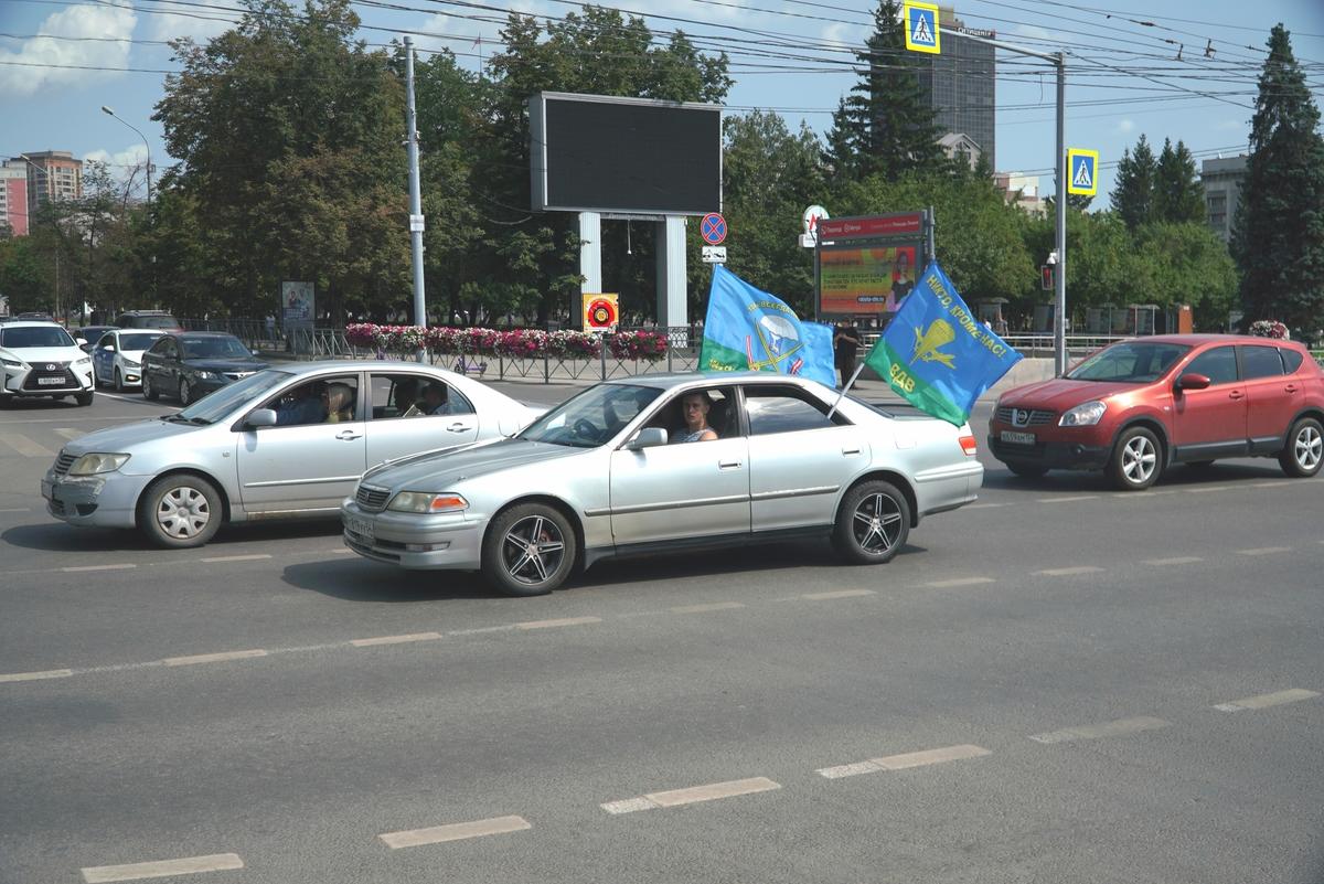 Фото Десантники в фонтанах и громкие машины. Опубликованы кадры дня ВДВ в Новосибирске 2 августа 14 - Сиб.ФМ Фото Десантники в фонтанах и громкие машины. Опубликованы кадры дня ВДВ в Новосибирске 2 августа 14