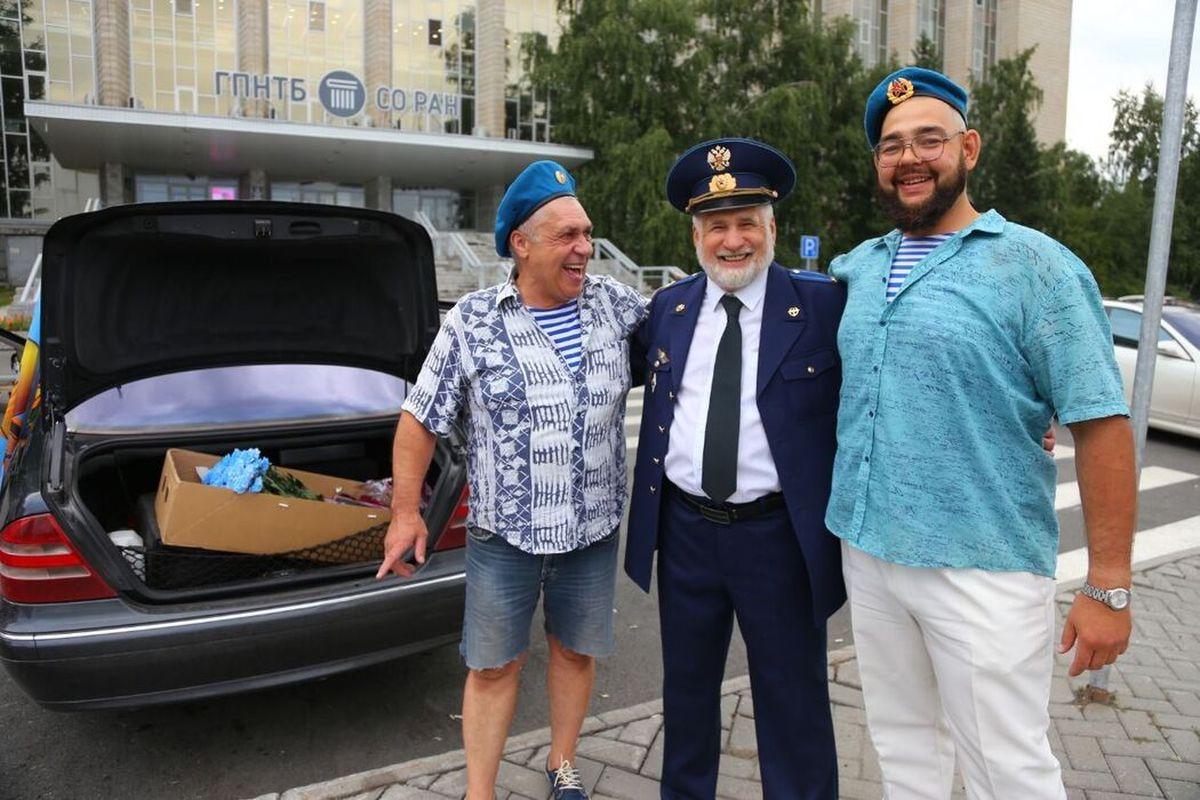 Фото Десантники в фонтанах и громкие машины. Опубликованы кадры дня ВДВ в Новосибирске 2 августа 5 - Сиб.ФМ Фото Десантники в фонтанах и громкие машины. Опубликованы кадры дня ВДВ в Новосибирске 2 августа 5