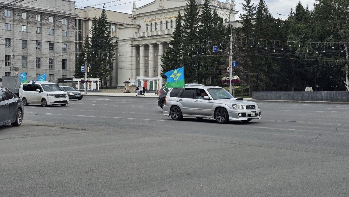 Фото Десантники в фонтанах и громкие машины. Опубликованы кадры дня ВДВ в Новосибирске 2 августа 6 - Сиб.ФМ Фото Десантники в фонтанах и громкие машины. Опубликованы кадры дня ВДВ в Новосибирске 2 августа 6