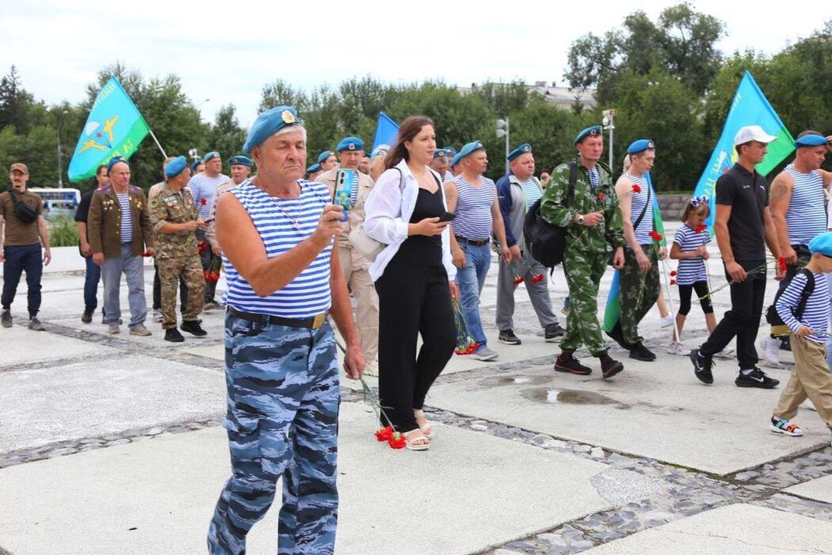 Фото Десантники в фонтанах и громкие машины. Опубликованы кадры дня ВДВ в Новосибирске 2 августа 10 - Сиб.ФМ Фото Десантники в фонтанах и громкие машины. Опубликованы кадры дня ВДВ в Новосибирске 2 августа 10