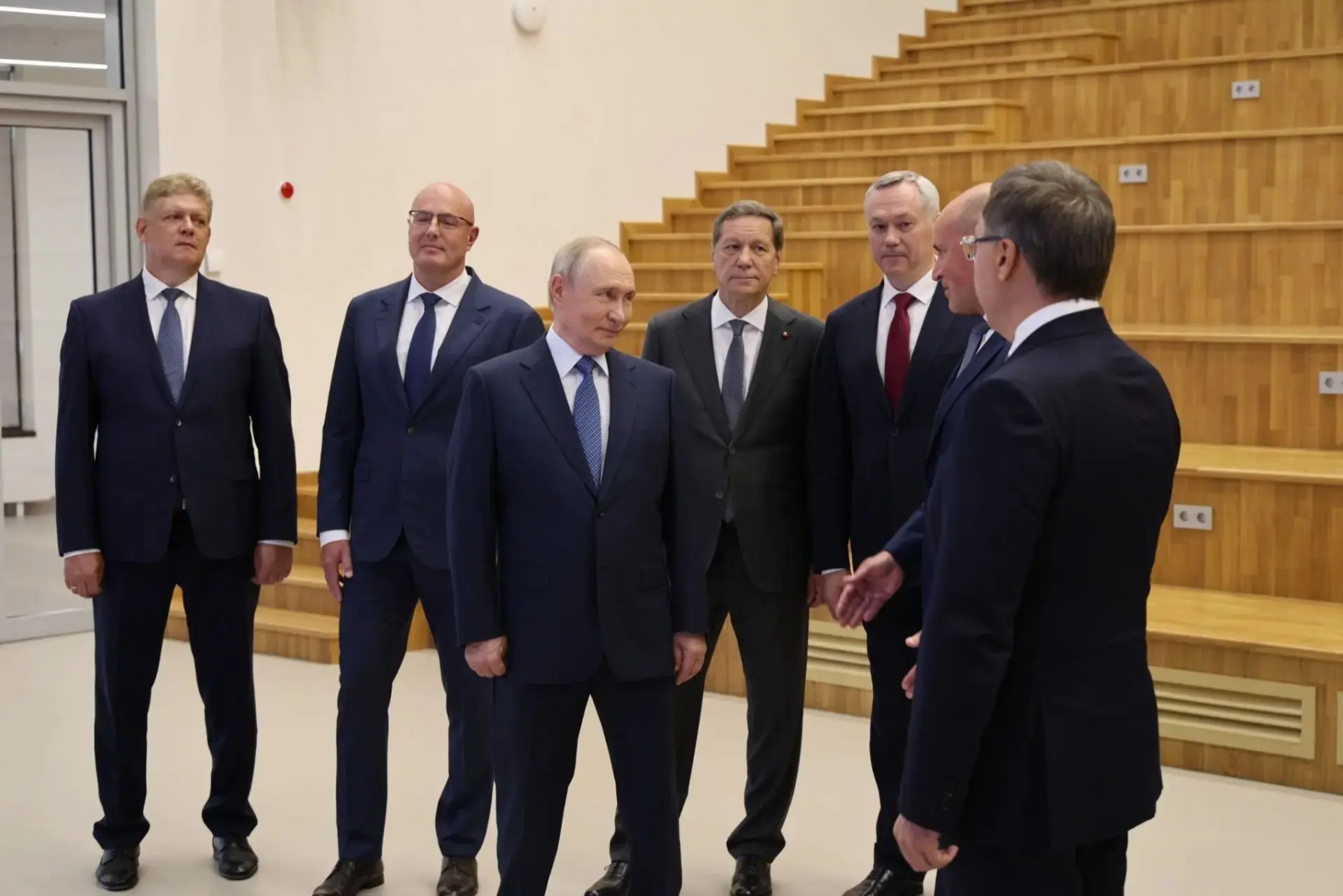 Фото Путин прибыл в Новосибирск 11 августа. Онлайн-хроника 7 - Сиб.ФМ Фото Путин прибыл в Новосибирск 11 августа. Онлайн-хроника 7