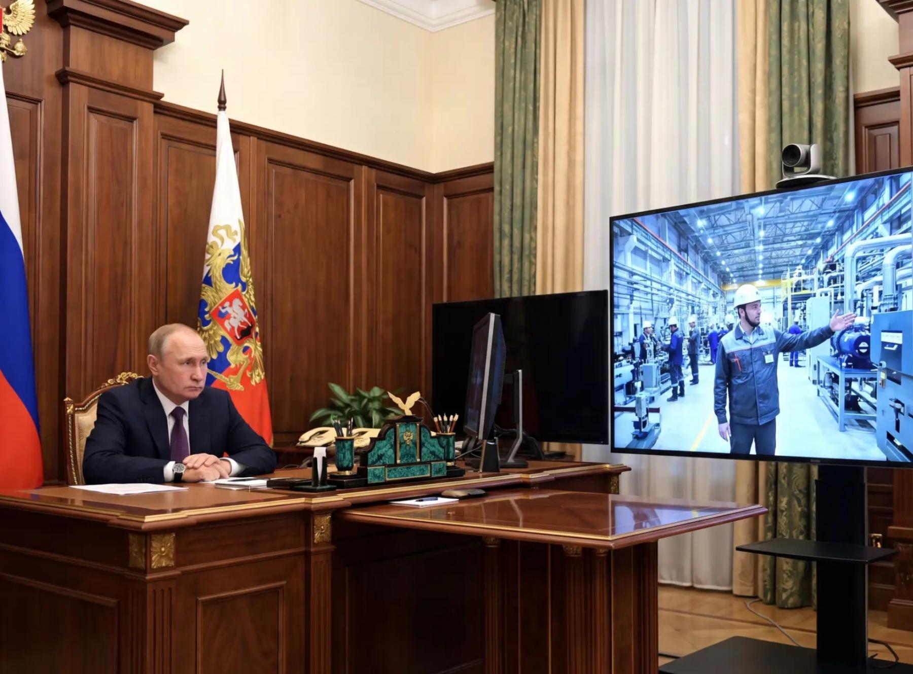 Фото Нейросеть показала Владимира Путина на главных точках маршрута в Новосибирской области 11 августа 5