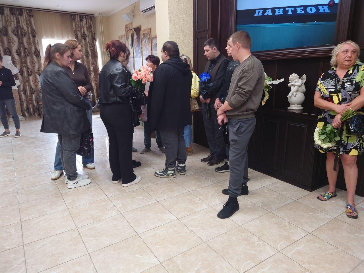 Фото ОНЛАЙН: новосибирцы пришли на похороны сотрудницы МЧС, погибшей из-за медведя на Алтае 3