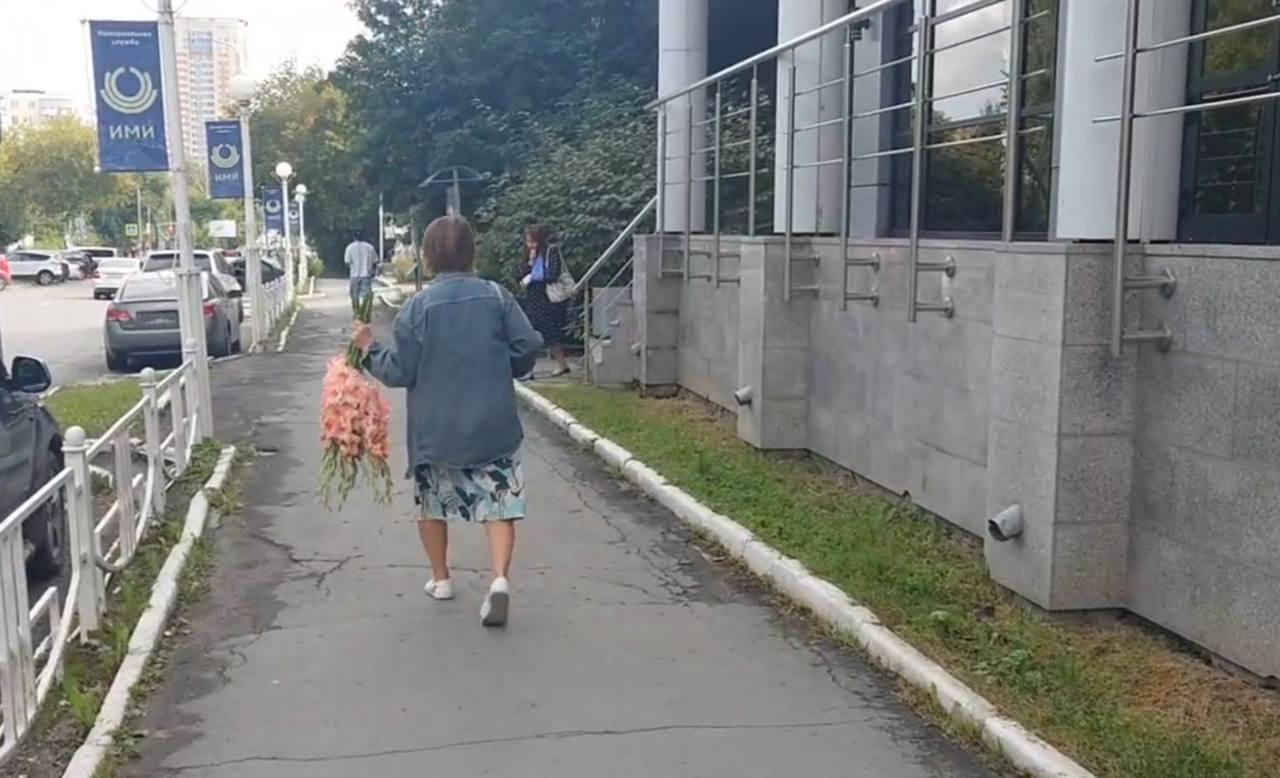 Фото ОНЛАЙН: новосибирцы пришли на похороны сотрудницы МЧС, погибшей из-за медведя на Алтае 4