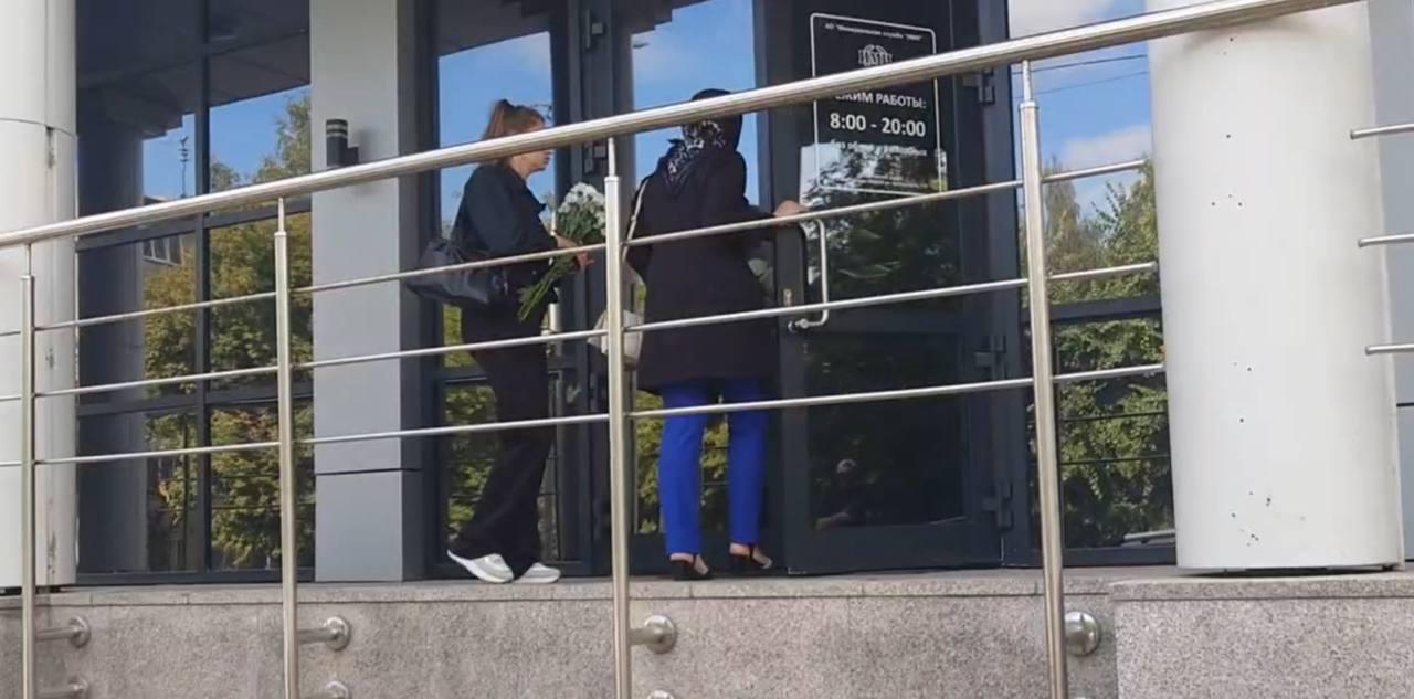 Фото ОНЛАЙН: новосибирцы пришли на похороны сотрудницы МЧС, погибшей из-за медведя на Алтае 5