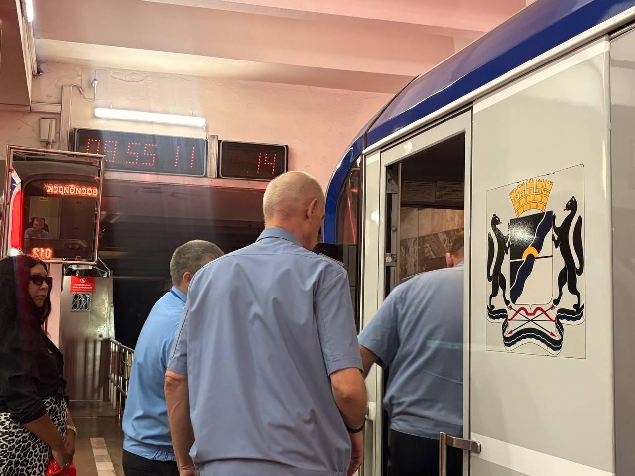Фото В Новосибирском метро произошла задержка поездов из-за неисправности «Ермака» 2 - Сиб.ФМ Фото В Новосибирском метро произошла задержка поездов из-за неисправности «Ермака» 2