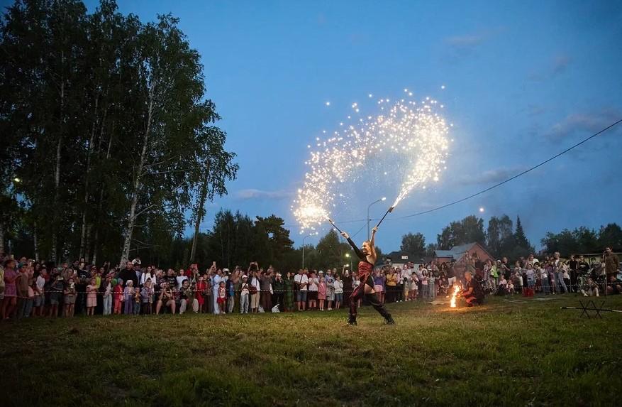 Фото Концерт, песни у костра, фаер-шоу: в Новосибирске при поддержке партии «Новые люди» прошёл День добрососедства 3 - Сиб.ФМ Фото Концерт, песни у костра, фаер-шоу: в Новосибирске при поддержке партии «Новые люди» прошёл День добрососедства 3