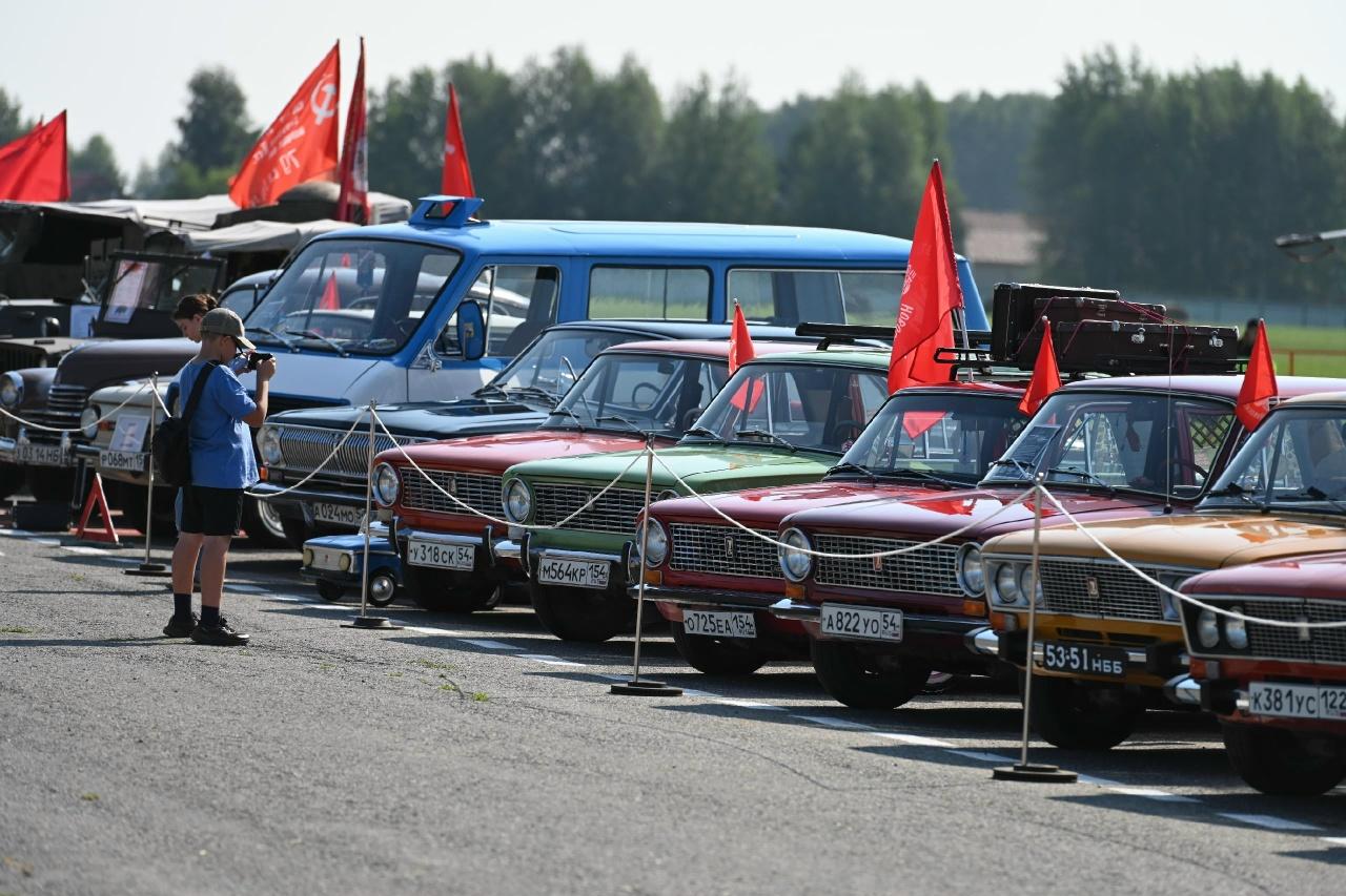 Фото В Новосибирске показали масштабную выставку ретро-автомобилей: 13 кадров легендарных машин из СССР 2 - Сиб.ФМ Фото В Новосибирске показали масштабную выставку ретро-автомобилей: 13 кадров легендарных машин из СССР 2