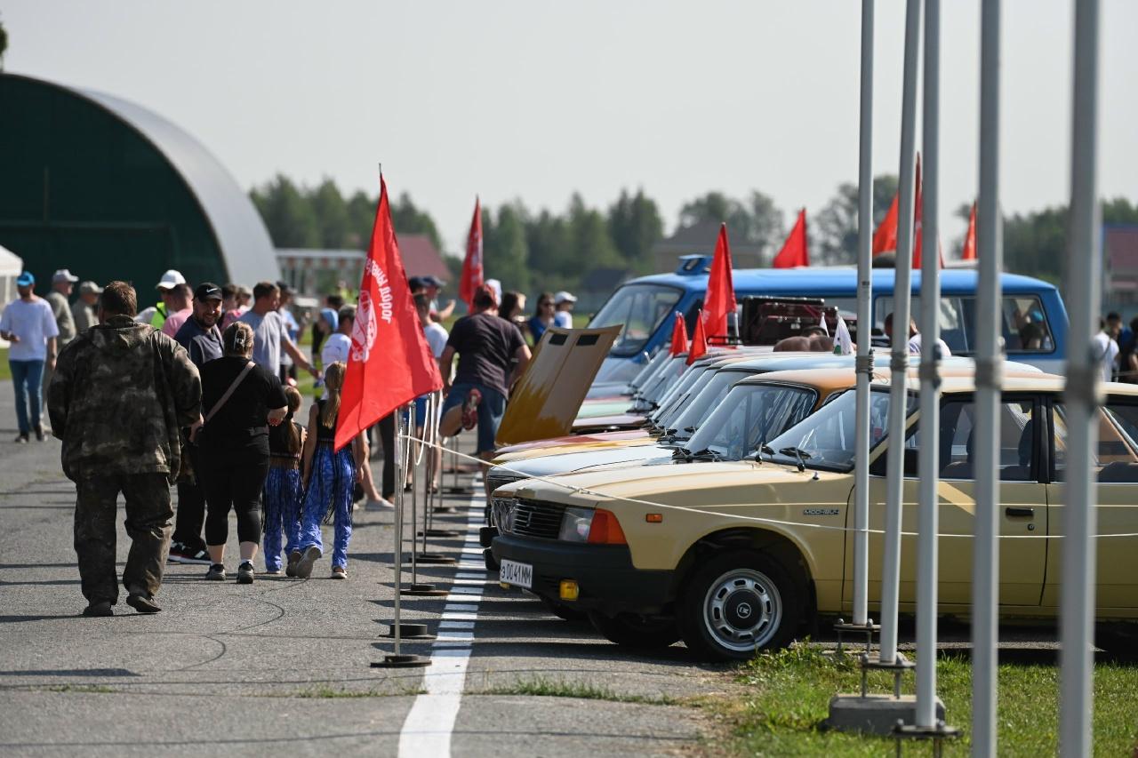 Фото В Новосибирске показали масштабную выставку ретро-автомобилей: 13 кадров легендарных машин из СССР 4 - Сиб.ФМ Фото В Новосибирске показали масштабную выставку ретро-автомобилей: 13 кадров легендарных машин из СССР 4