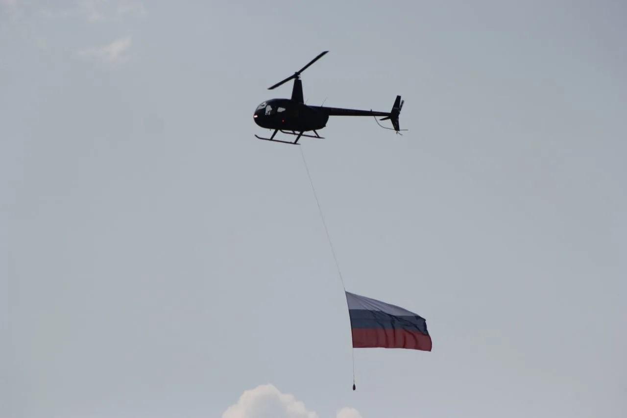 Фото Авиация подняла в небо огромные флаги России и Новосибирской области 3 - Сиб.ФМ Фото Авиация подняла в небо огромные флаги России и Новосибирской области 3