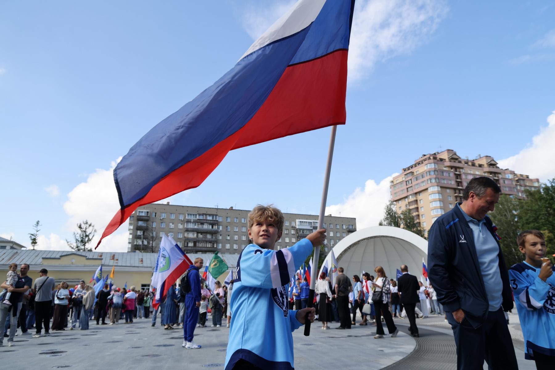 Фото В центре Новосибирска развернули огромный триколор в честь Дня государственного флага 4
