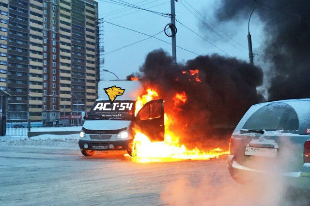 Загорелись на сугробах. В Новосибирске загорелся автомобиль.