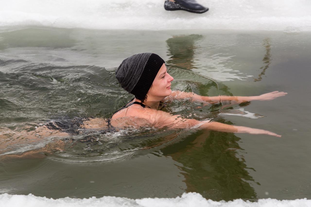 Фото Чисто сибирский отдых: лучшие фотографии купания в проруби (смотришь, и уже мороз по коже) 4