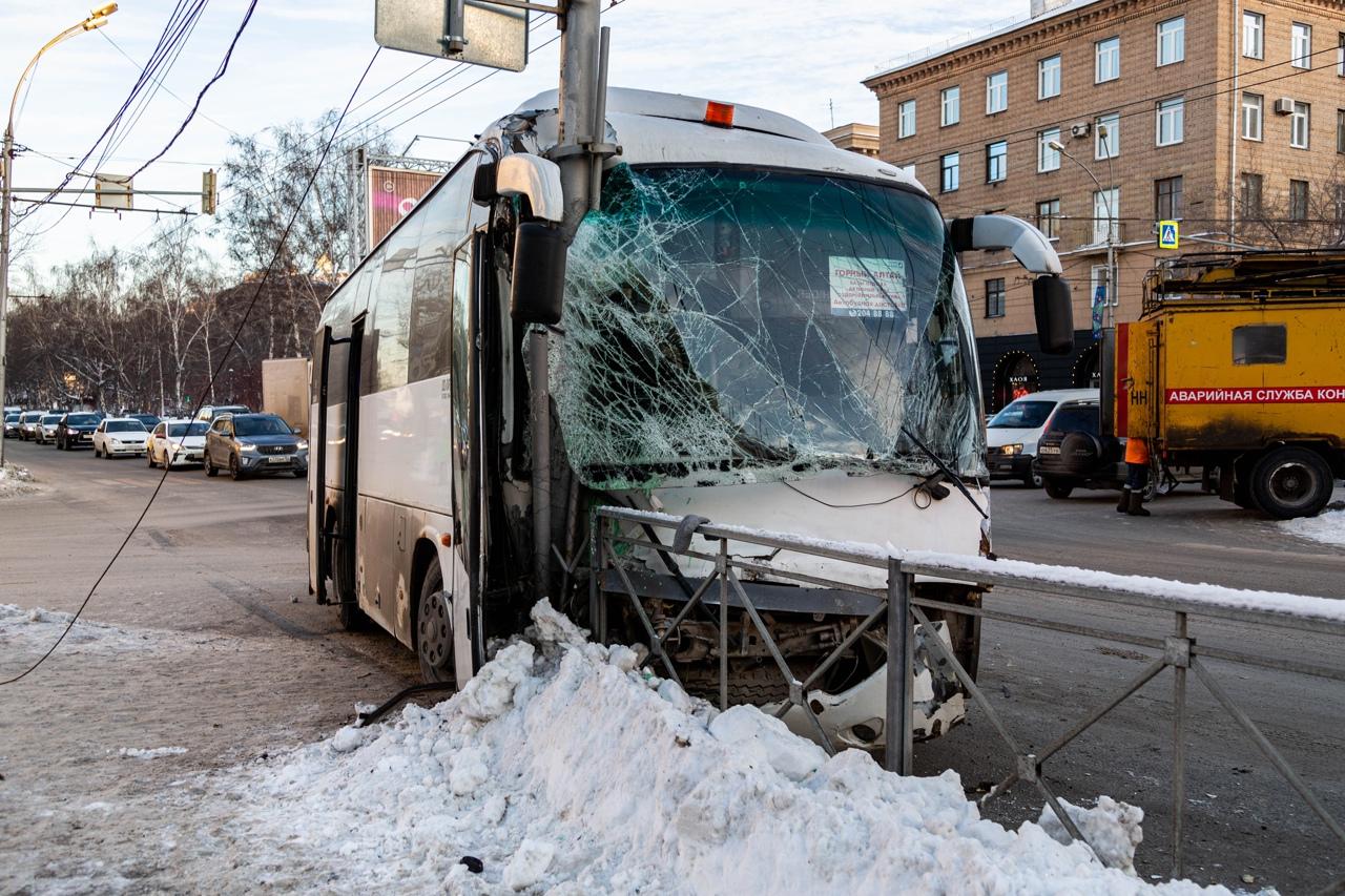 Фото Автобус с 28 детьми попал в ДТП в центре Новосибирска: фото с места аварии 2