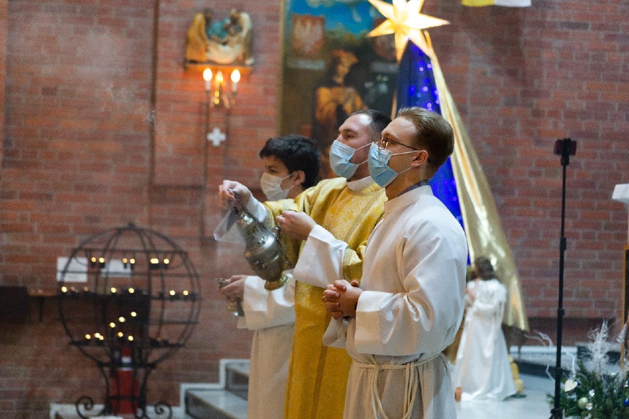 Фото В Новосибирске отмечают католическое Рождество: 15 лучших кадров с праздничной службы 11