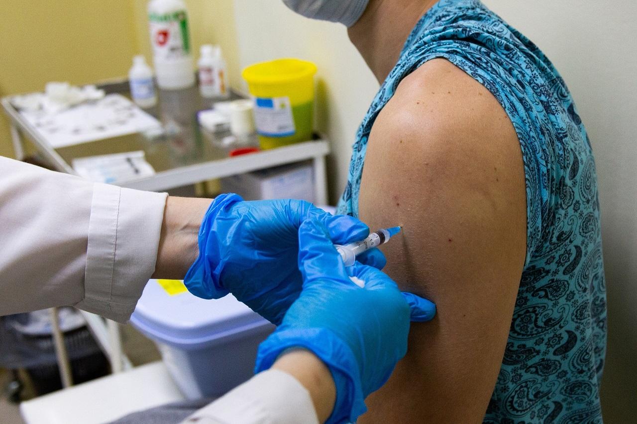 Фото Два дня больничного за прививку – можно ли не ходить на работу после вакцинации от COVID-19 2