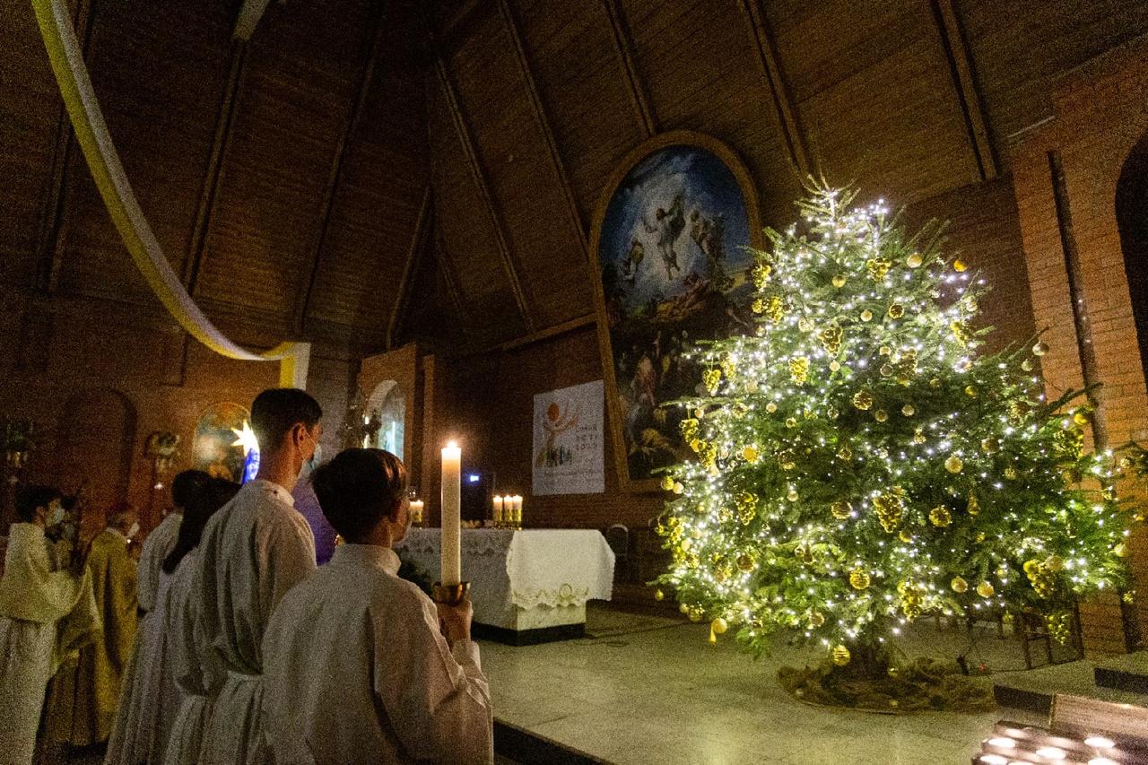 Фото В Новосибирске отмечают католическое Рождество: 15 лучших кадров с праздничной службы 2