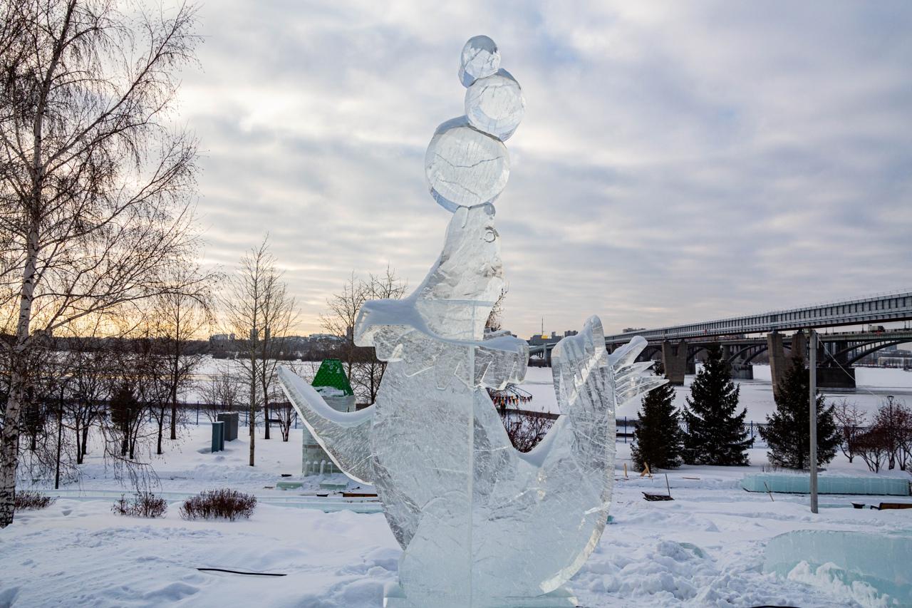 Фото Скульптура Водяного Тигра украсила ледовый городок Новосибирска 3