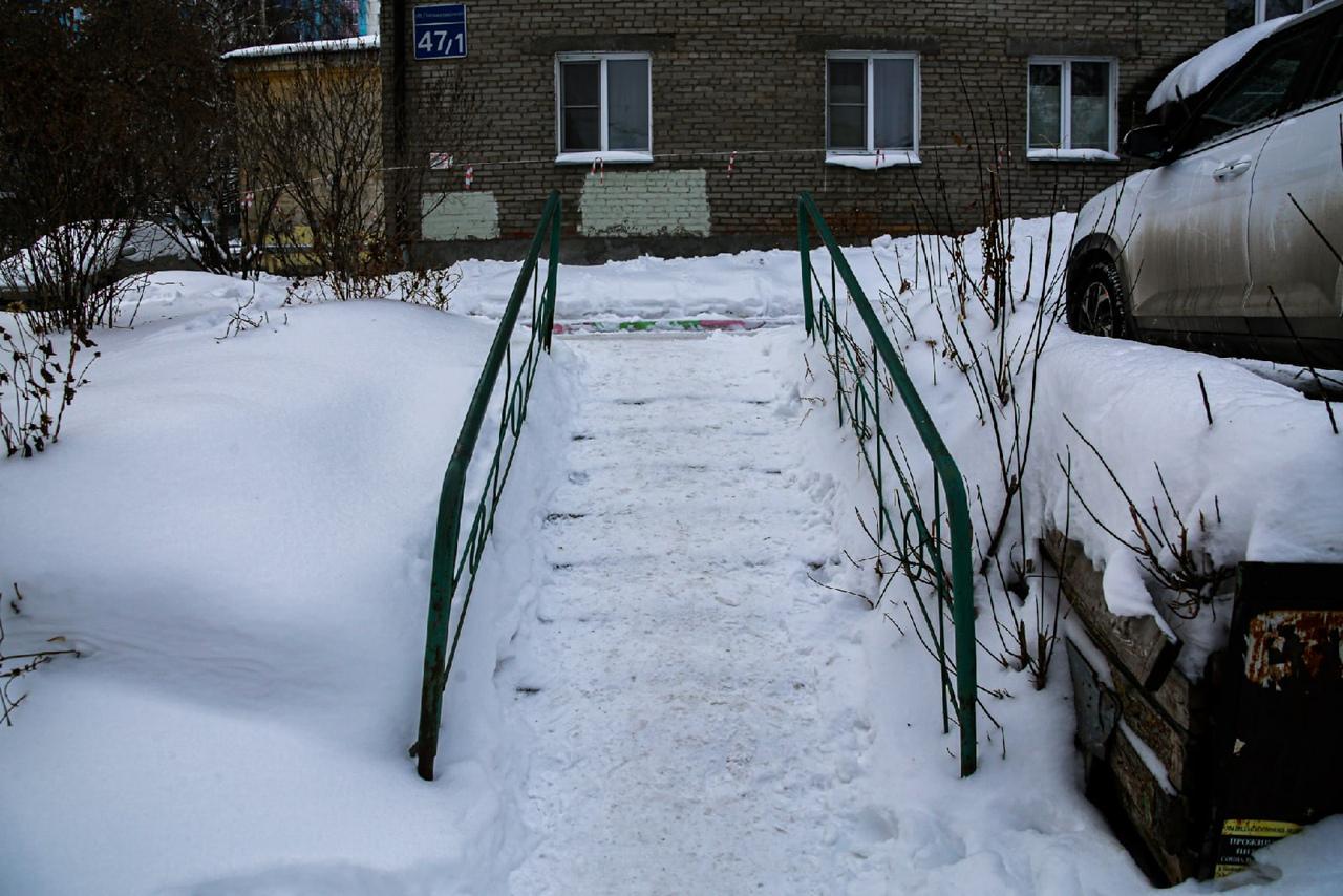 Фото Жители Новосибирска пожаловались на состояние тротуаров после снегопада 3