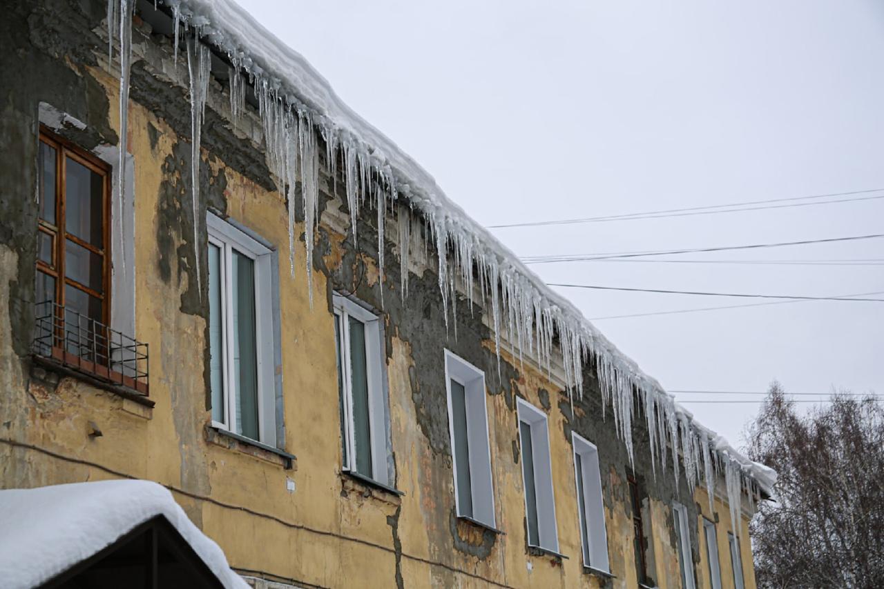 Фото Жители Новосибирска пожаловались на состояние тротуаров после снегопада 6