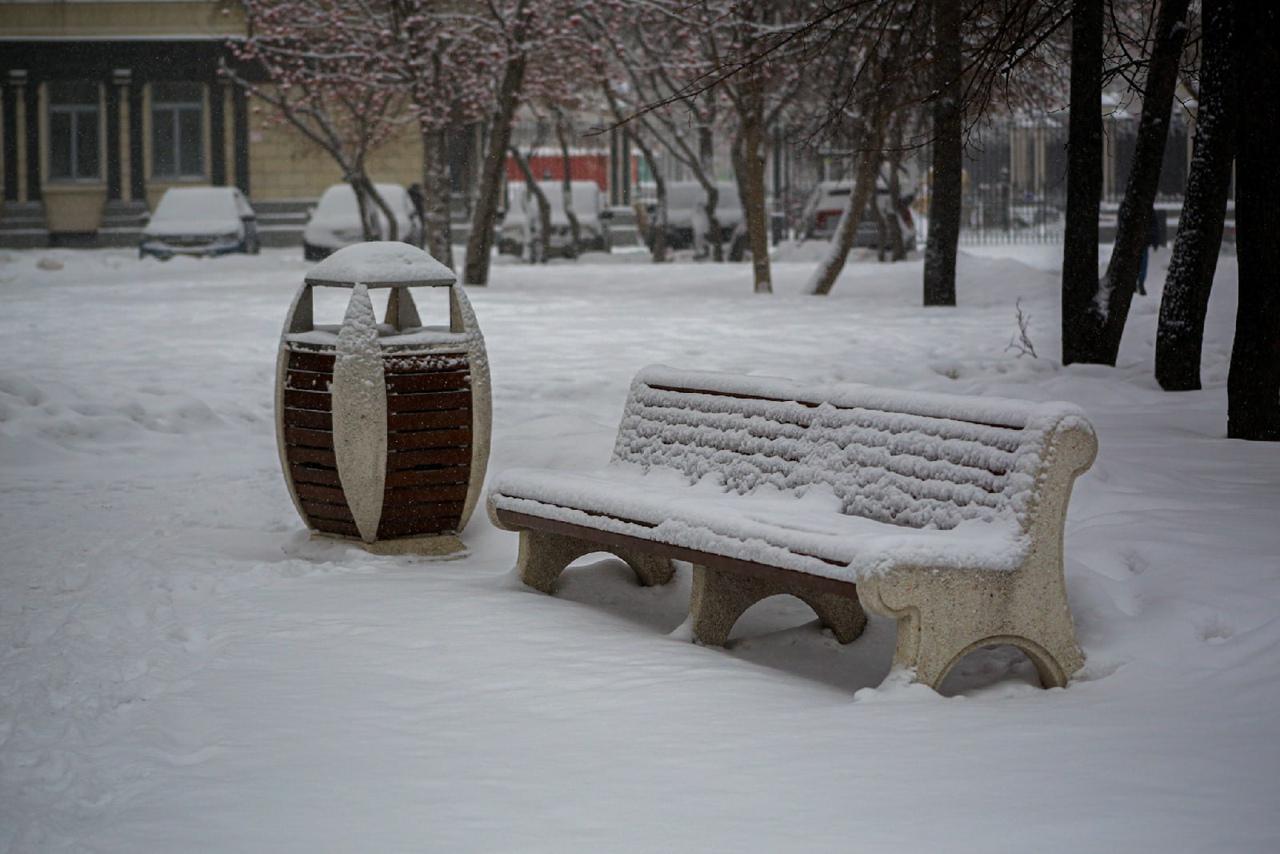 Фото Новосибирск завалило снегом: 10 атмосферных фото с улиц города 2