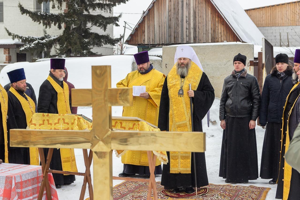 Фото В Новосибирске освятили купола и кресты строящегося храма в Кировском районе 3