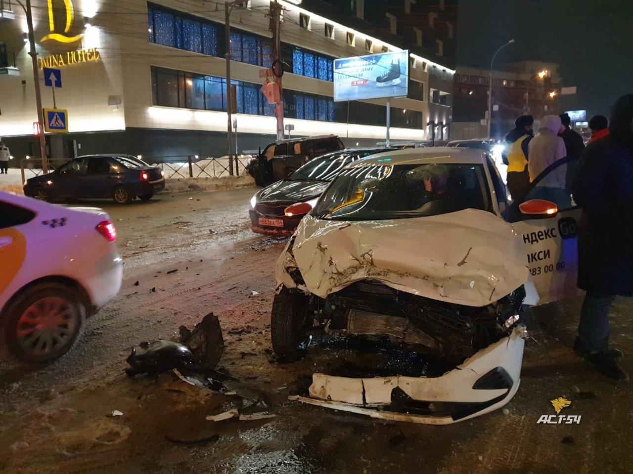 Фото В Новосибирске в ДТП пострадали водитель «Яндекс.Такси» и его пассажир 4