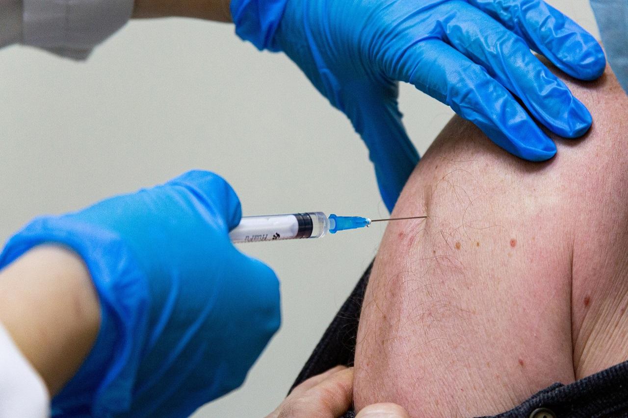 Фото Врачи рассказали, какая вакцина защищает от нового штамма коронавируса «омикрон» 3