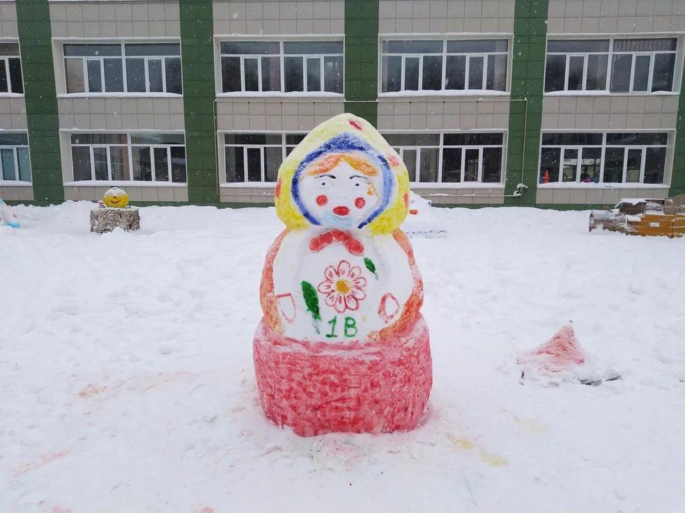 Фото В Новосибирске появилась антиковидная матрёшка-снеговик в маске 3