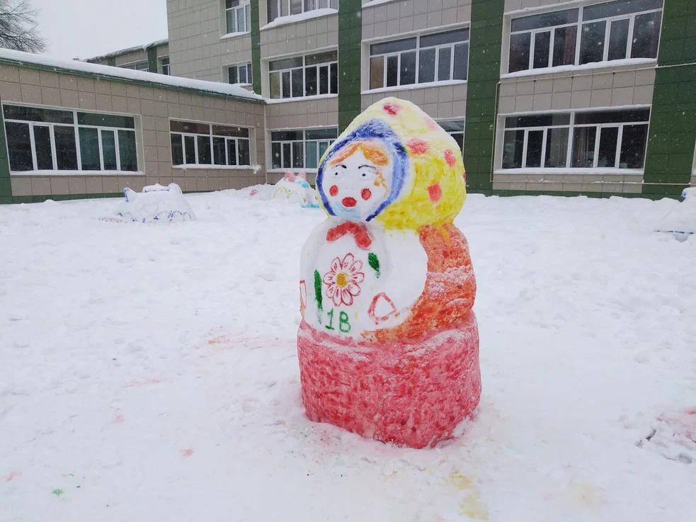 Фото В Новосибирске появилась антиковидная матрёшка-снеговик в маске 4