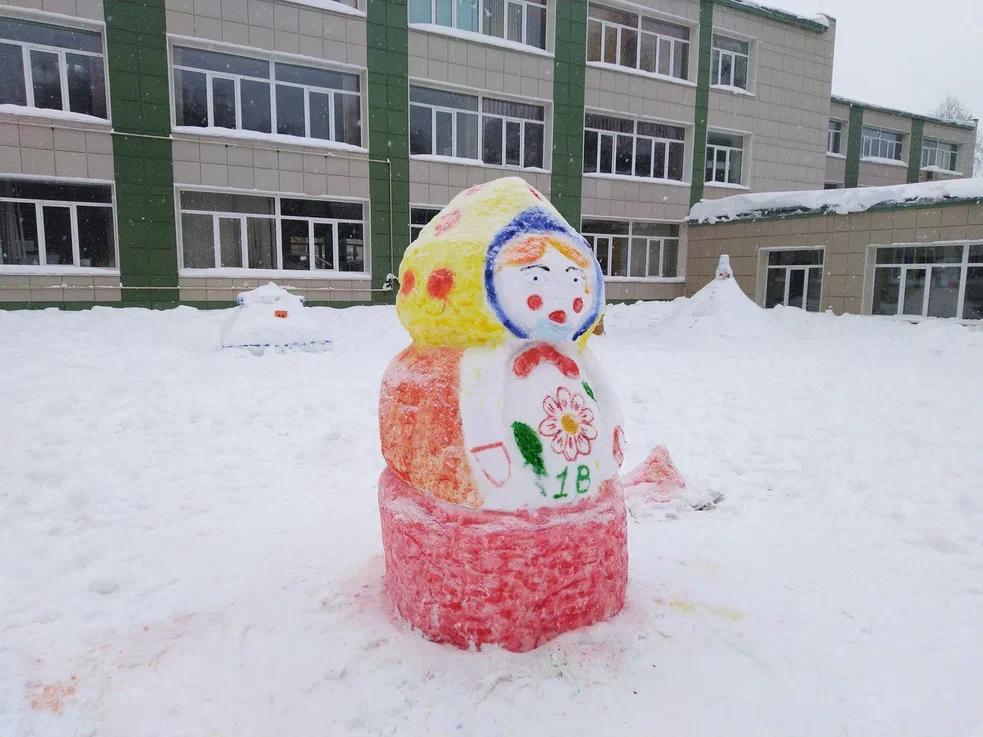 Фото В Новосибирске появилась антиковидная матрёшка-снеговик в маске 5