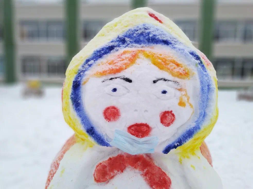Фото В Новосибирске появилась антиковидная матрёшка-снеговик в маске 2
