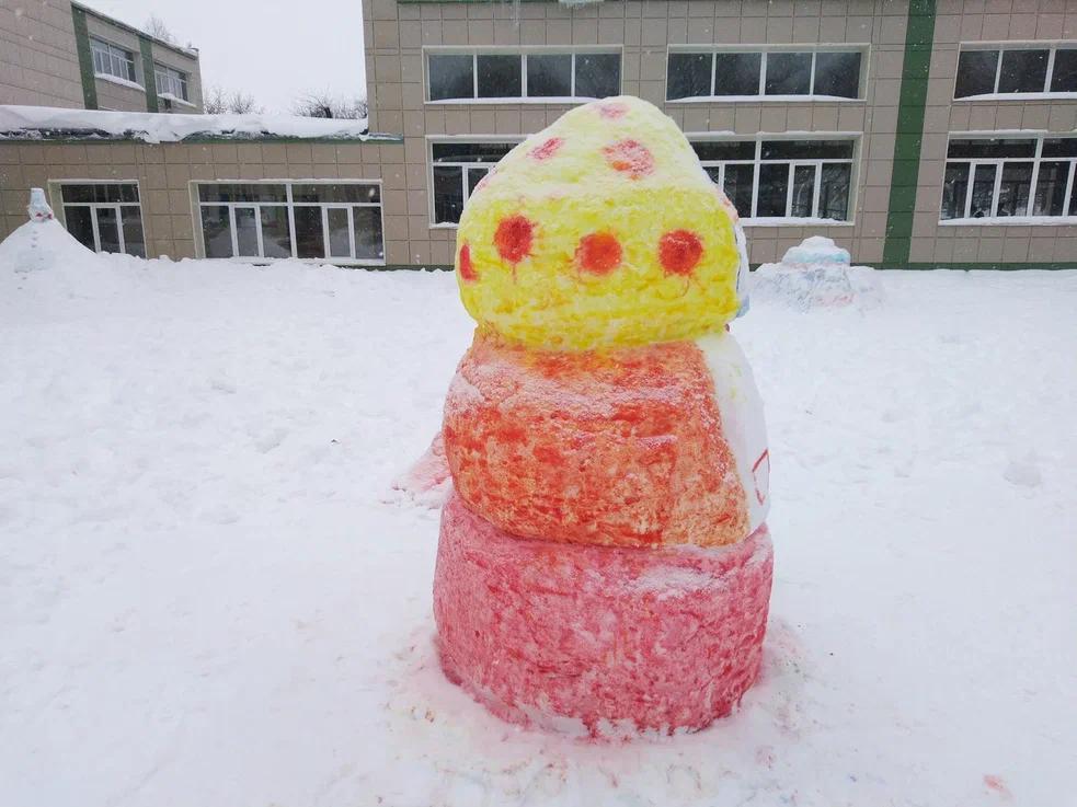 Фото В Новосибирске появилась антиковидная матрёшка-снеговик в маске 6