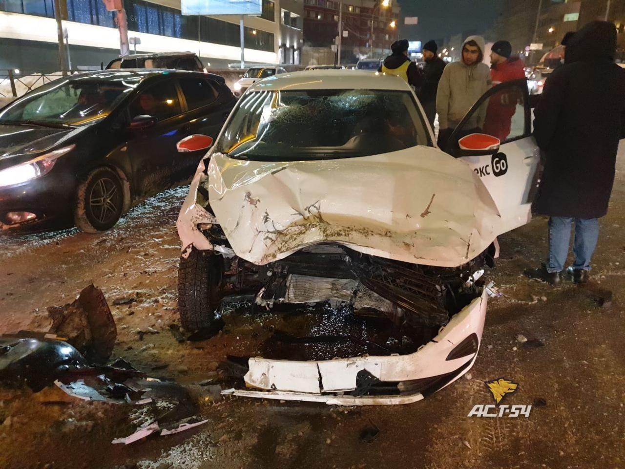 Фото В Новосибирске в ДТП пострадали водитель «Яндекс.Такси» и его пассажир 2