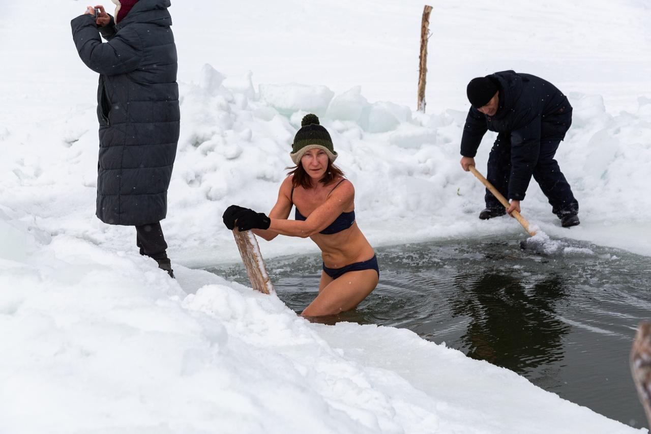 Фото Чисто сибирский отдых: лучшие фотографии купания в проруби (смотришь, и уже мороз по коже) 3