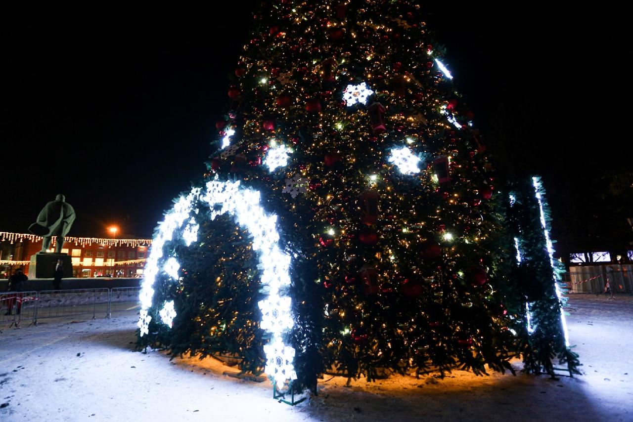 Фото Гирлянды зажгли на главной ёлке Новосибирска 1 декабря 2