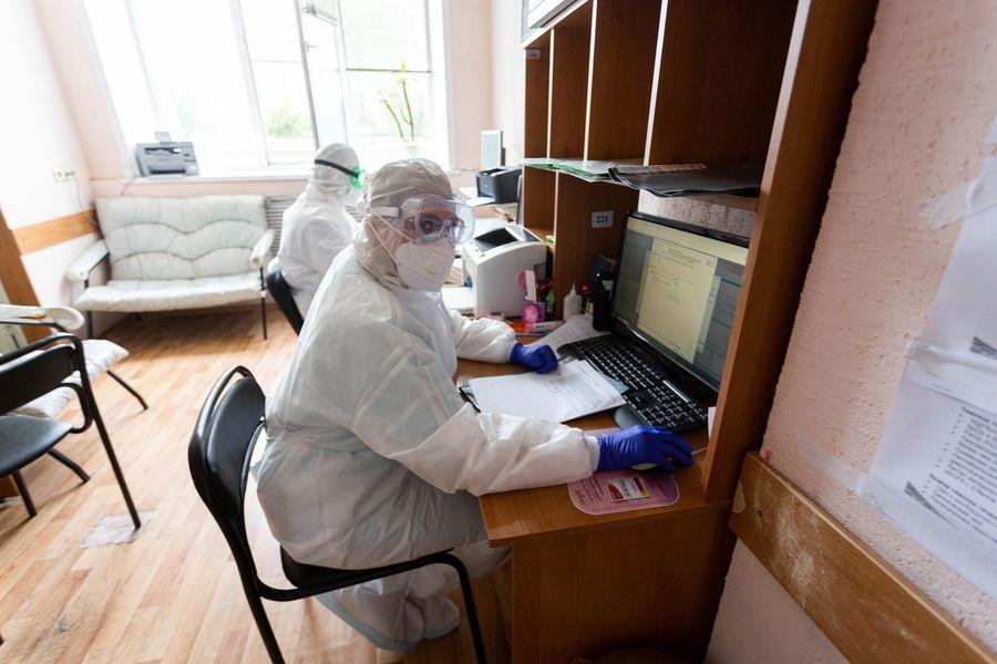 Фото Вирус-мутант добрался до России: чем опасен «омикрон», симптомы нового штамма COVID-19, какой вакциной прививаться 5