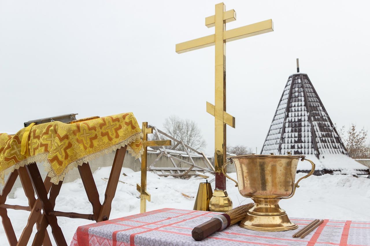 Фото В Новосибирске освятили купола и кресты строящегося храма в Кировском районе 2