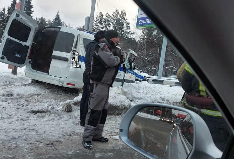 Фото В Новосибирске полицейский автомобиль попал в ДТП с грузовиком 2