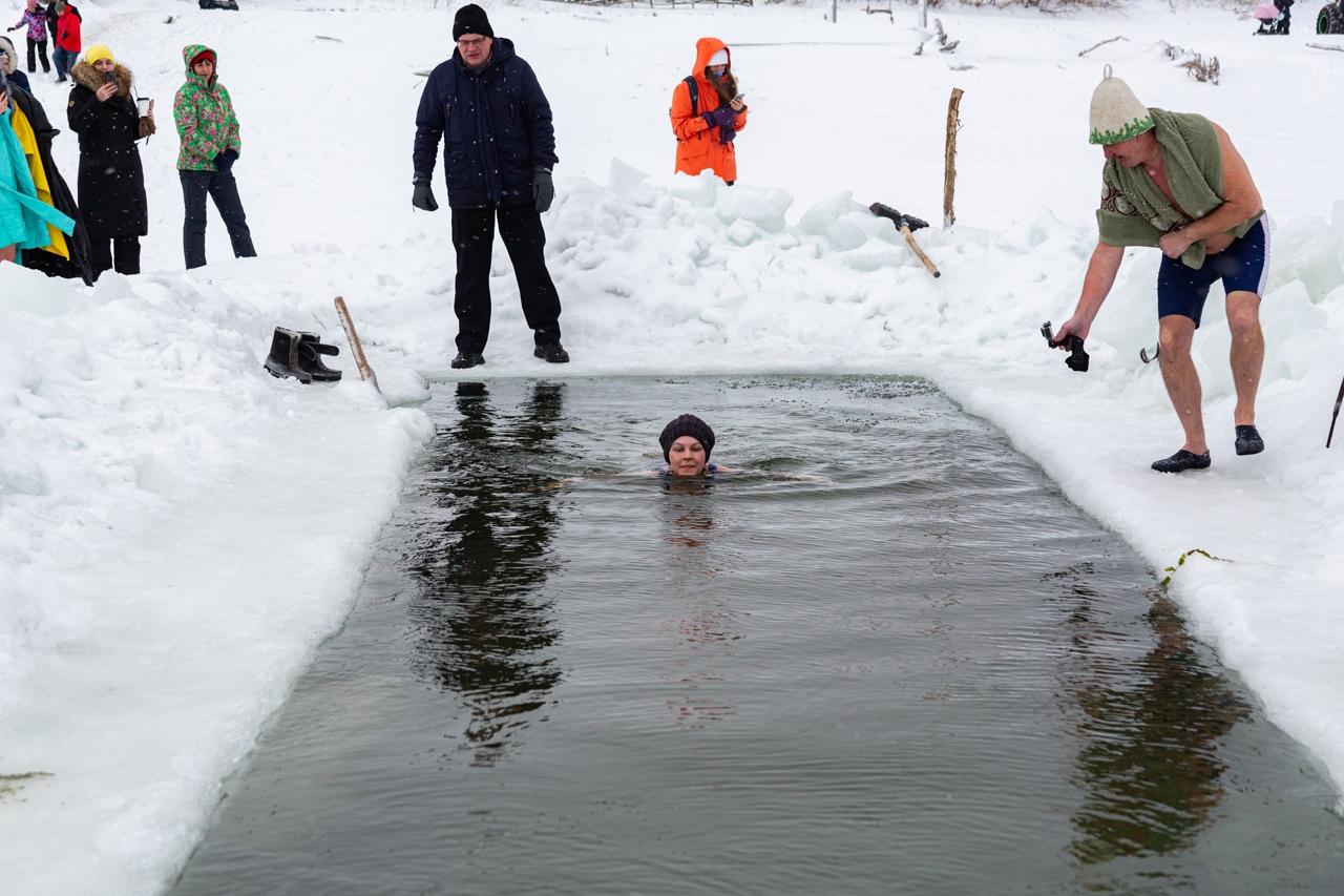 Фото Чисто сибирский отдых: лучшие фотографии купания в проруби (смотришь, и уже мороз по коже) 5