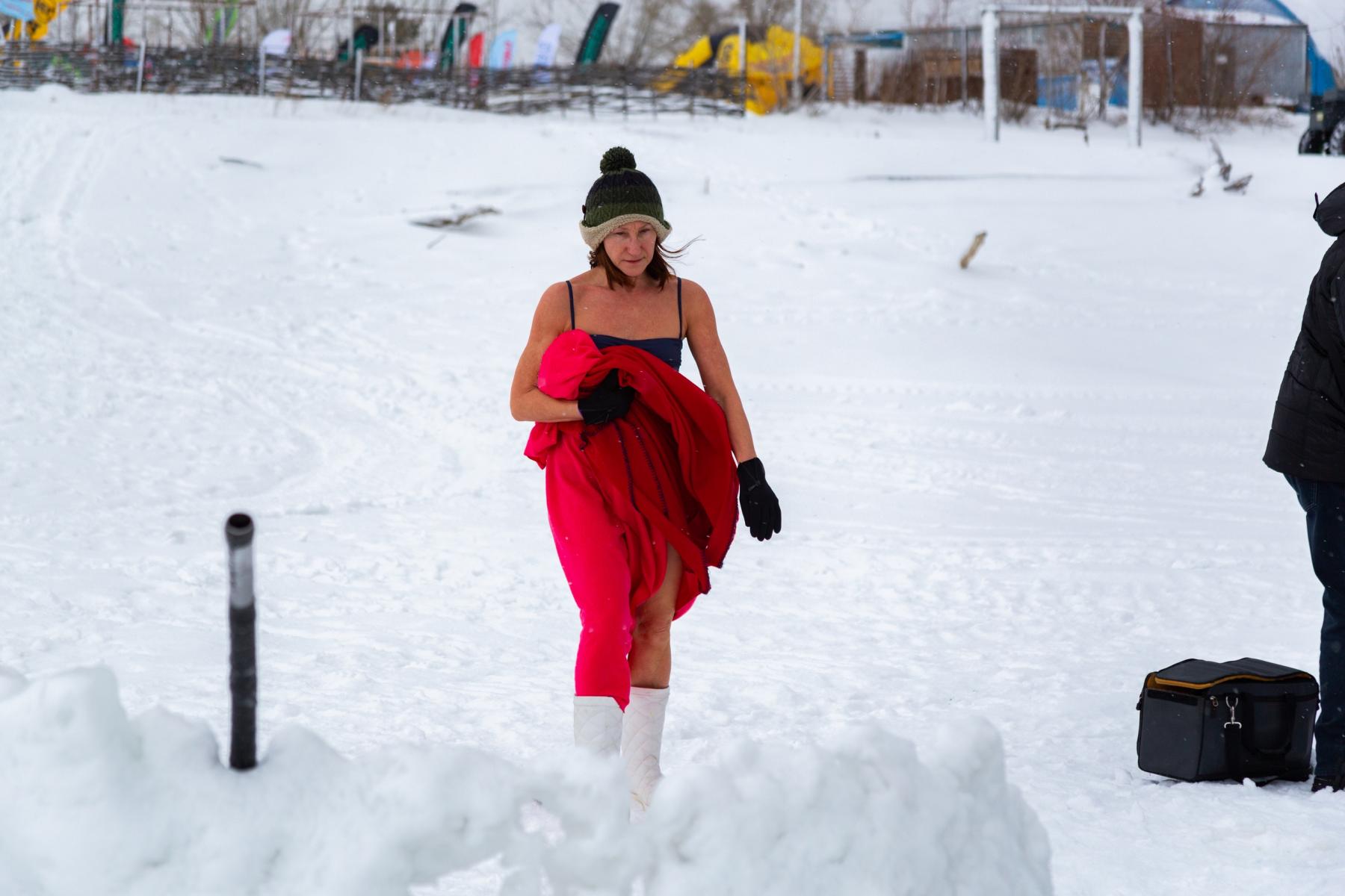 Фото Чисто сибирский отдых: лучшие фотографии купания в проруби (смотришь, и уже мороз по коже) 2