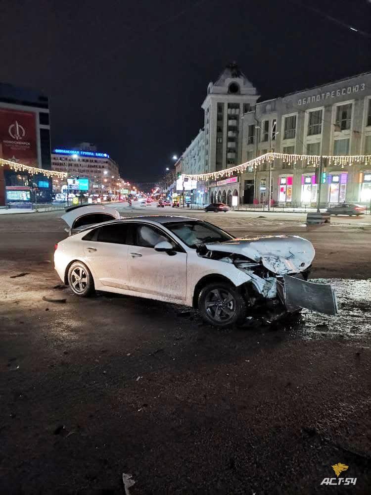 Фото В Новосибирске столкнулись Porsche Cayenne и KIA 3