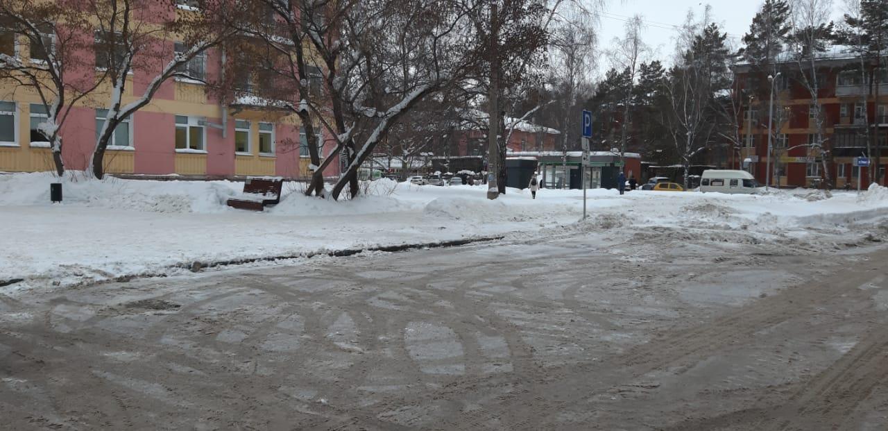 Фото В Новосибирске засыпали снегом парковку для инвалидов у поликлиники № 2 2